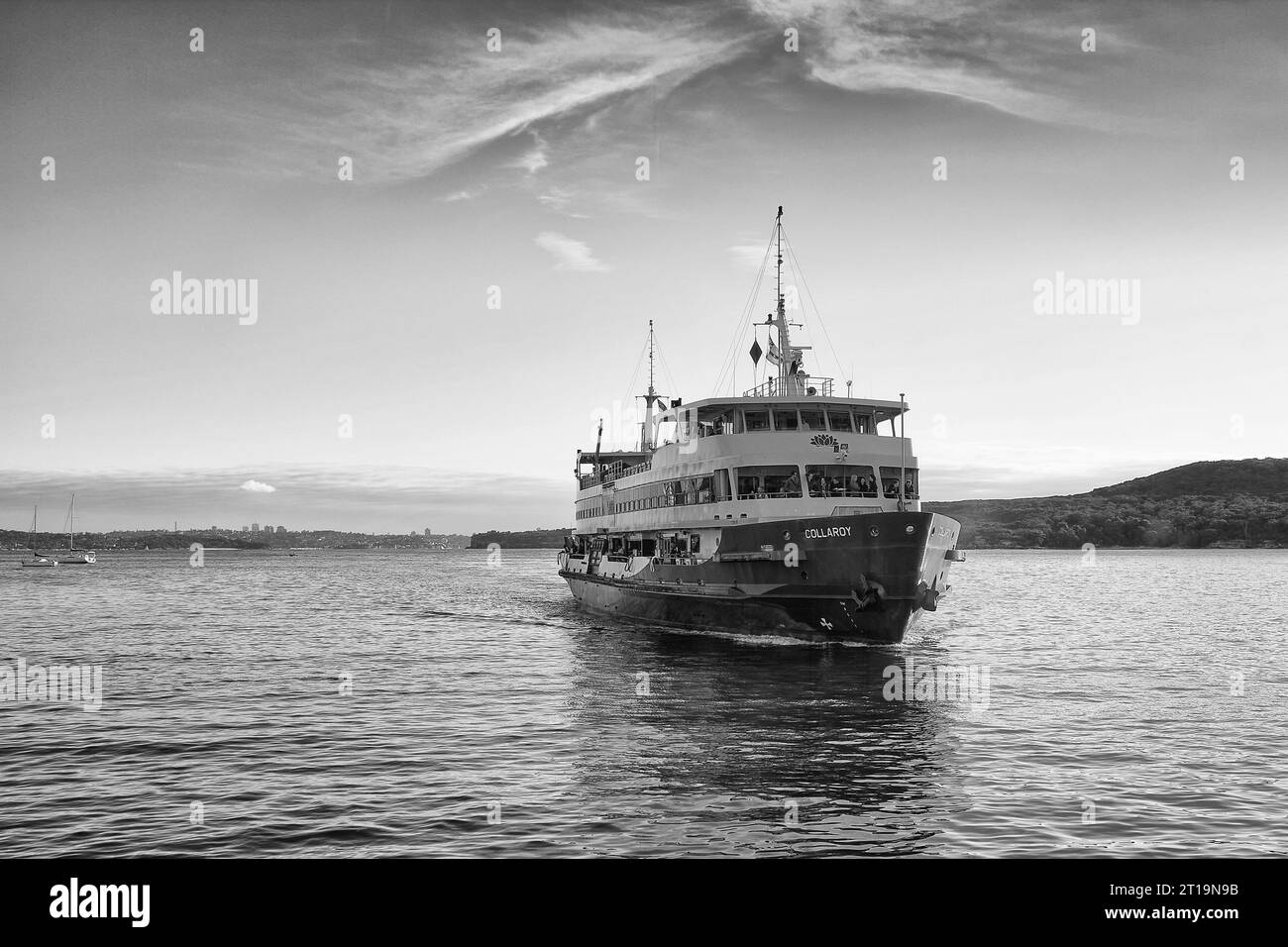 Schwarzweißfoto der Manly Ferry, MV Collaroy, nähert sich der Manly Ferry Wharf, Sydney, NSW, Australien. Stockfoto