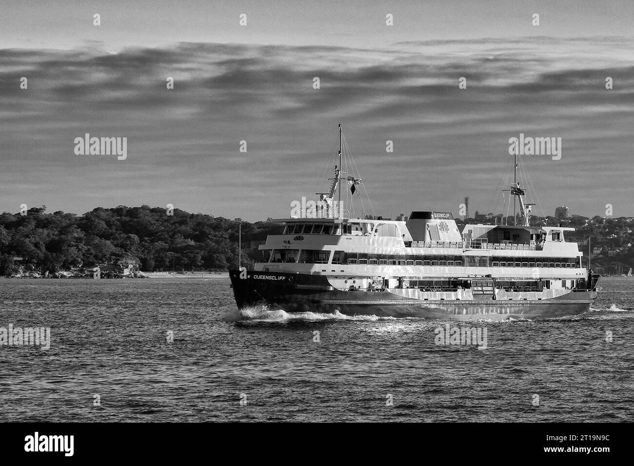 Schwarzweißfoto der Manly Ferry, MV Queenscliff, unterwegs vom Circular Quay, Sydney zur Manly Ferry Wharf, NSW, Australien. Stockfoto