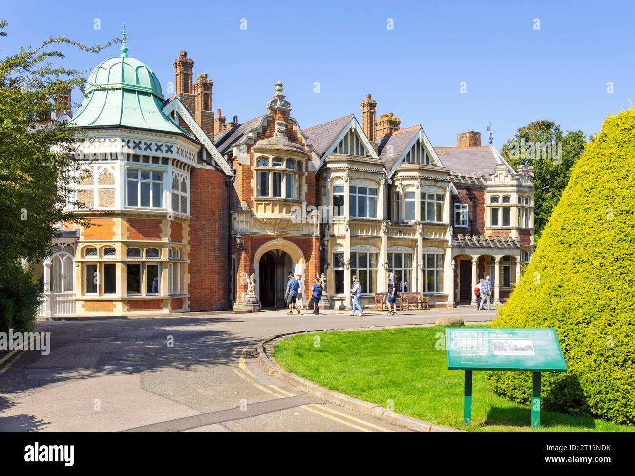 Bletchley Park House mit Tourgruppe, die das Bletchley Park Mansion Bletchley Park Milton Keynes Buckinghamshire England Großbritannien GB Europa betritt Stockfoto