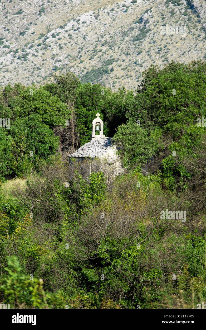 Kleine Steinkirche in einem Wald von Bosnien und Herzegowina Stockfoto