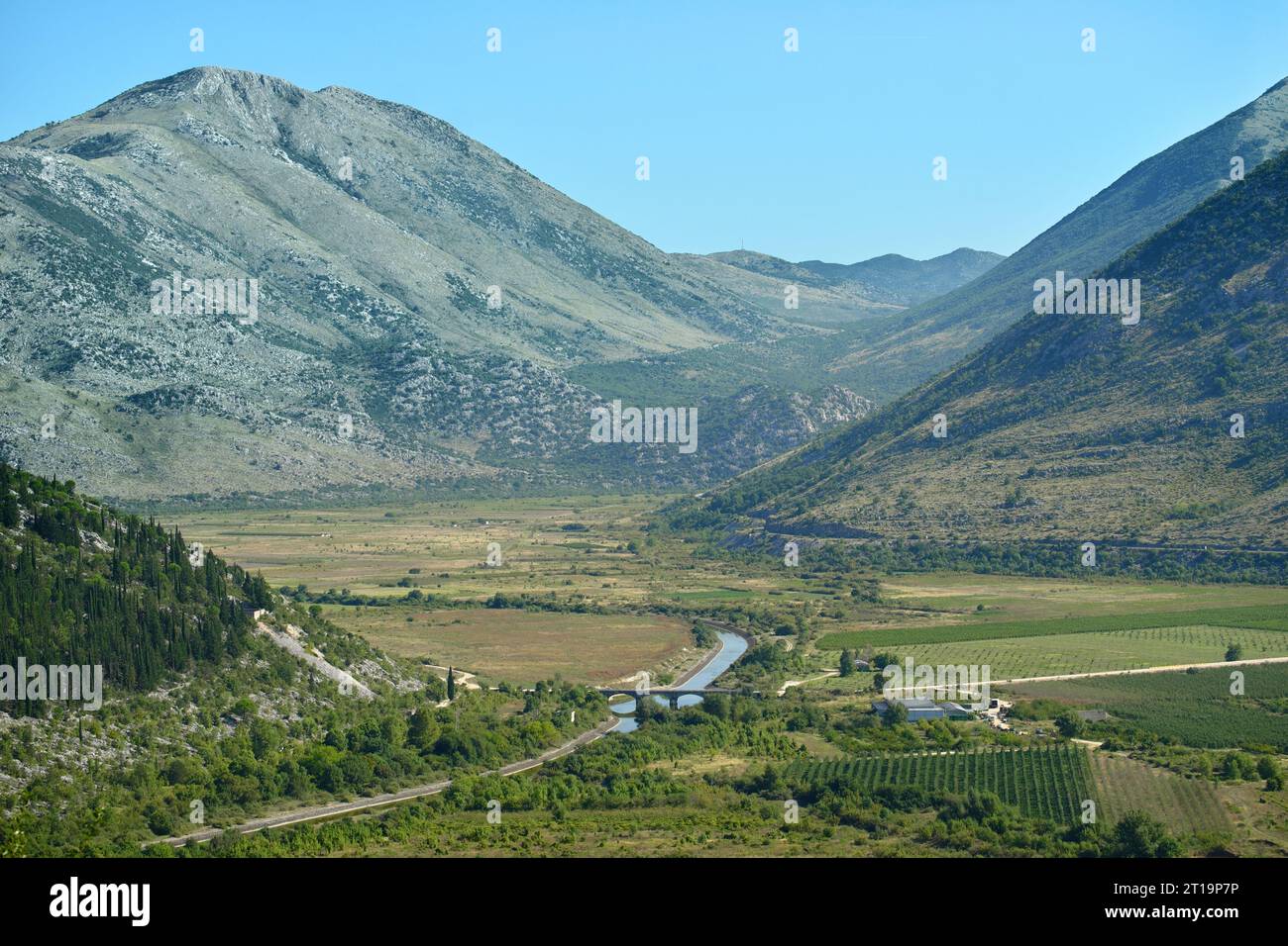 tal des Trebisnjica-Flusses und der Berge in Bosnien und Herzegowina Stockfoto