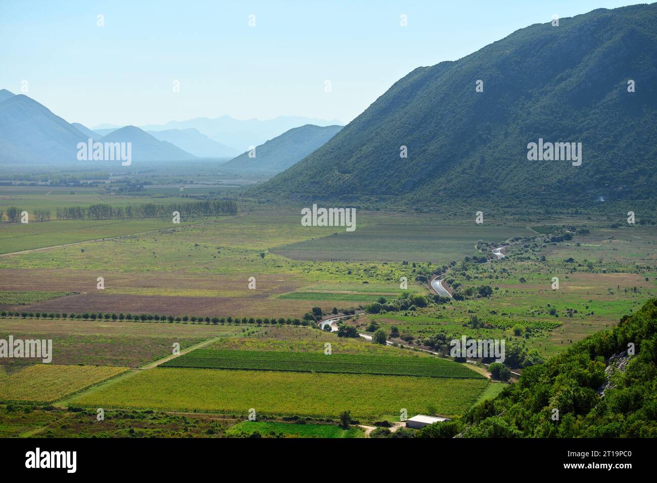 Großartige Landschaft mit Feldern und Gebirgszügen in Bosnien und Herzegowina Stockfoto