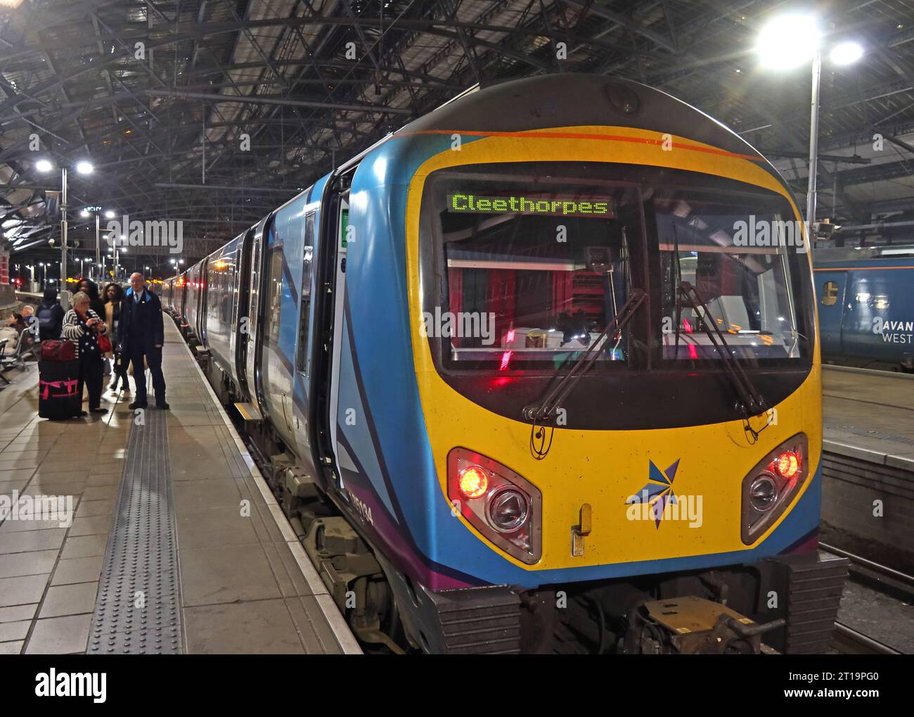 Northern Powerhouse East nach West Diesel DMU 185134 TPE nach Cleethorpes Zugverbindung am Abend in Lime St, Liverpool, Merseyside Hauptbahnhof Stockfoto