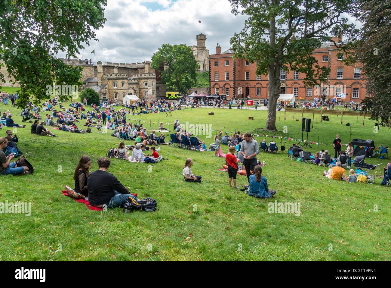 Menschen treffen sich auf dem Gelände von Lincoln Castle zu einer Jousting-Veranstaltung in Lincoln City, Lincolnshire, England, Großbritannien Stockfoto
