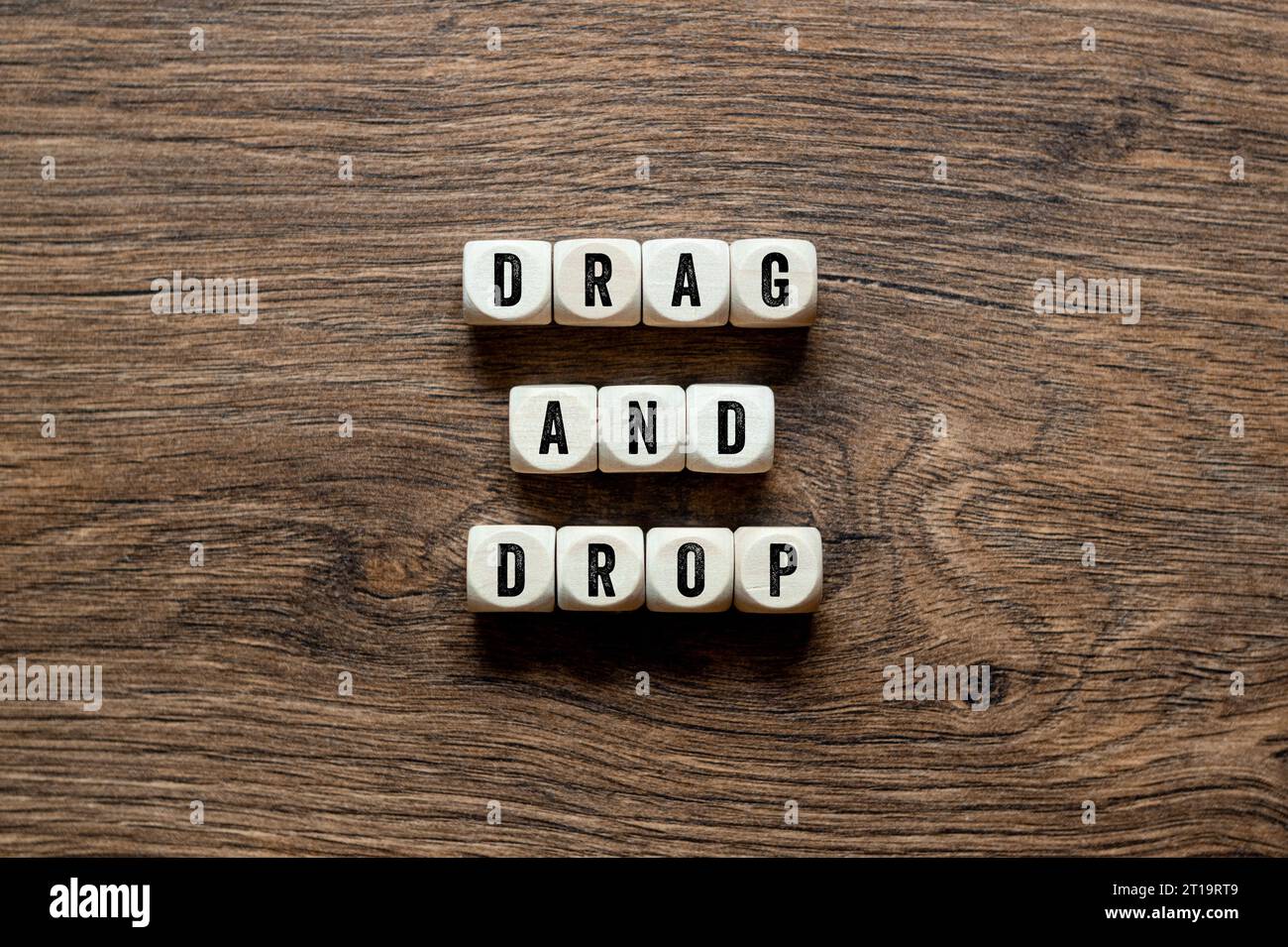 Drag & Drop – Wortkonzept auf Bausteinen, Text Stockfoto