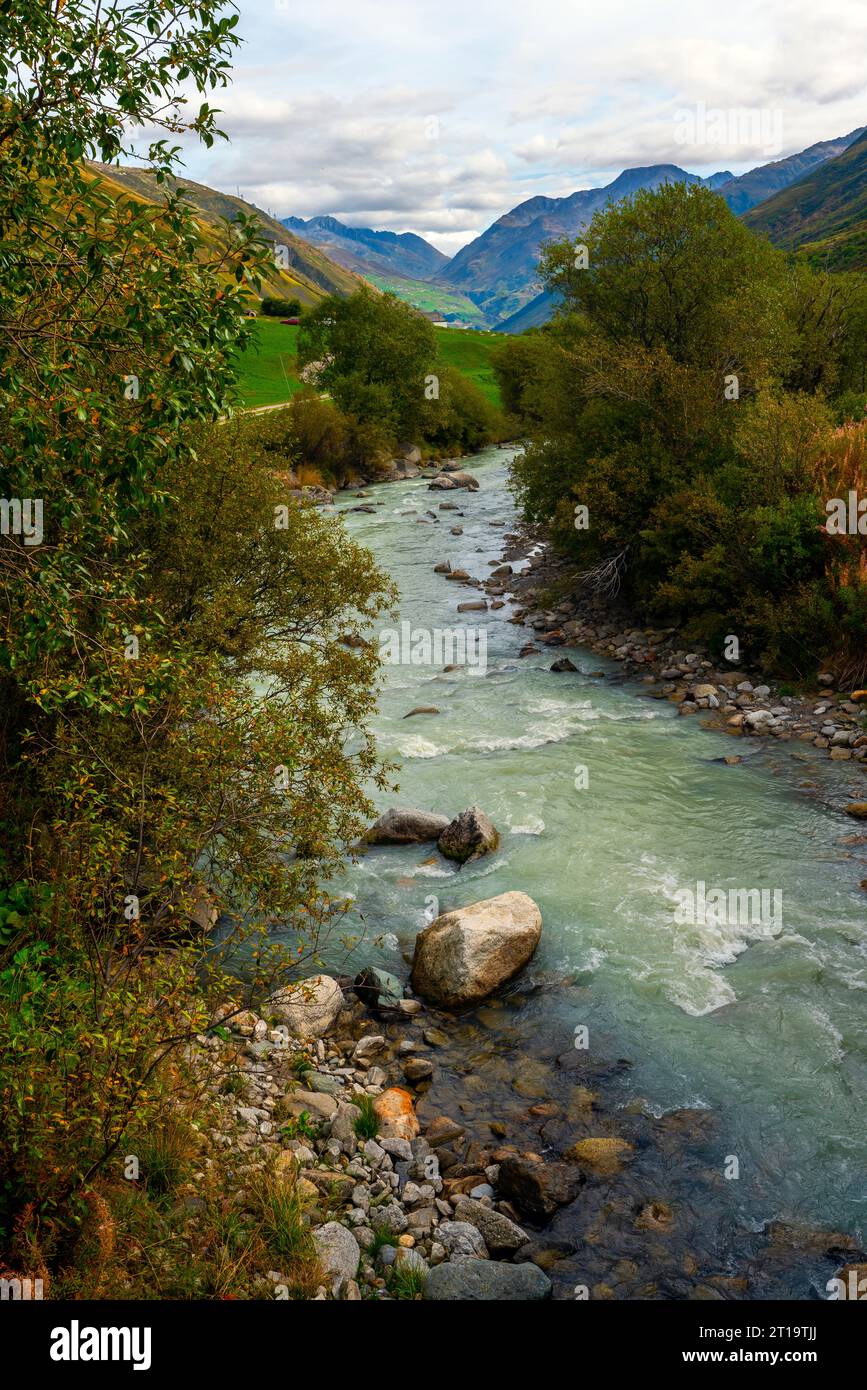 Flussbett Russ, Urserental Schweiz. Die Reuss ist ein Fluss in der Schweiz. Auch die Reuss entspringt im Gotthard Stockfoto