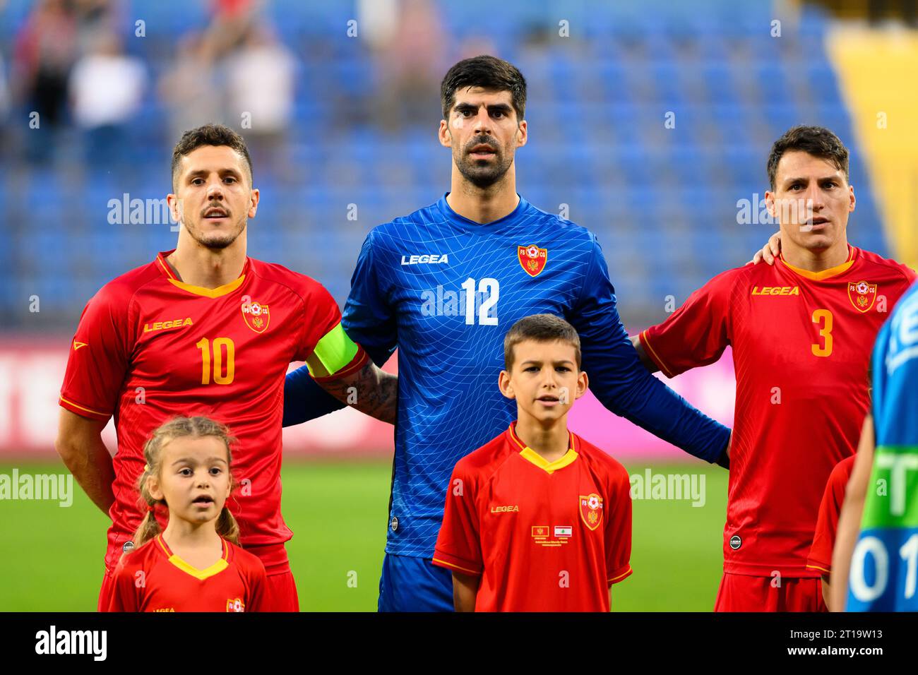 Podgorica, Montenegro, 12.10.23., Oktober 2023, Stevan Jovetic und Danijel petkovic singen Hymne auf dem Fußball-Freundschaftsspiel zwischen Montenegro und Libanon, Quelle: Stefan Ivanovic/Alamy Live News Stockfoto