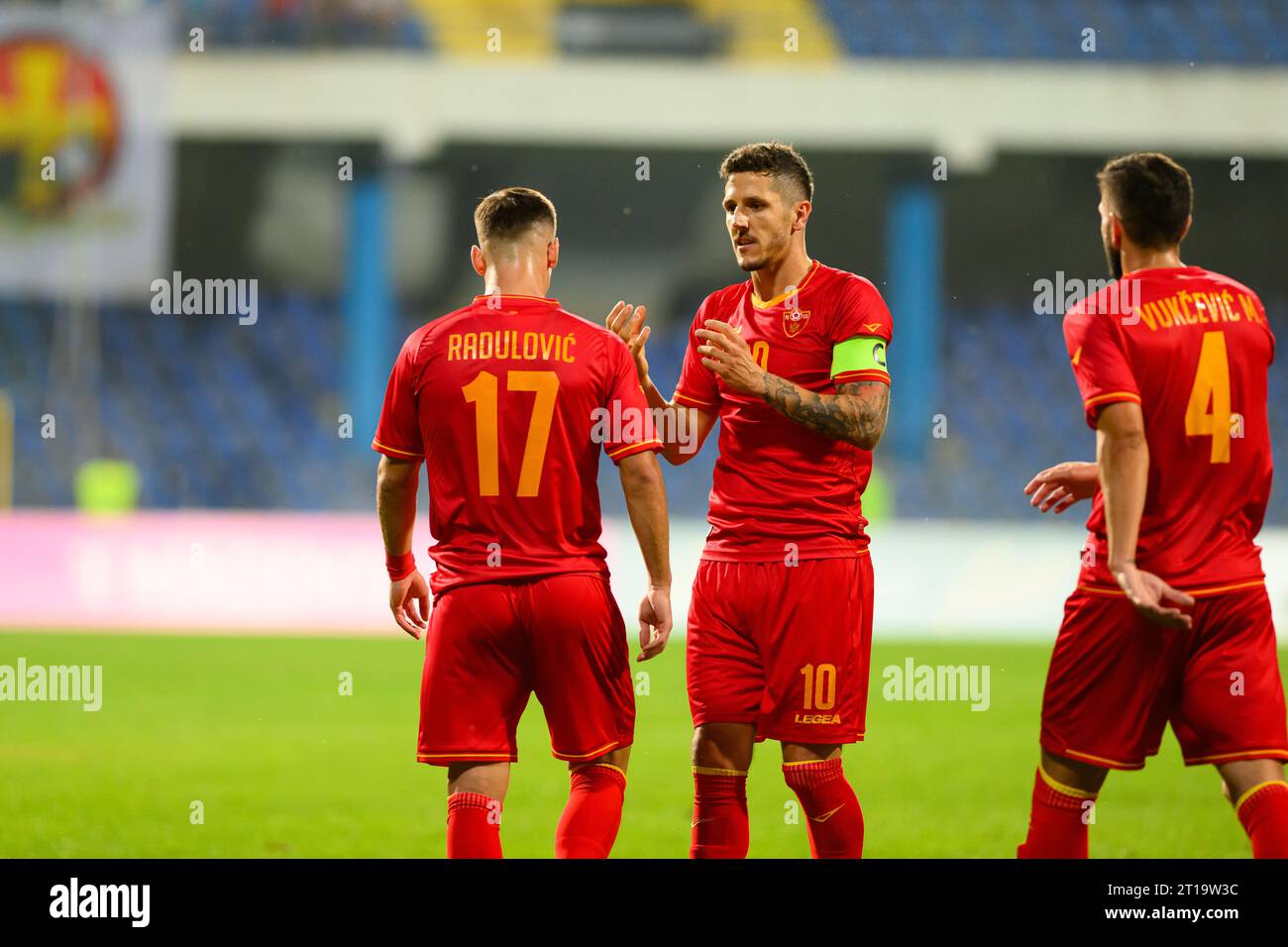 Podgorica, Montenegro, 12.10.23., Oktober 2023, Andrija Radulovic spricht mit Stevan Jovetic, nachdem er beim Fußball-Freundschaftsspiel Montenegro - Libanon das zweite Tor für Montenegro erzielt hatte Stockfoto