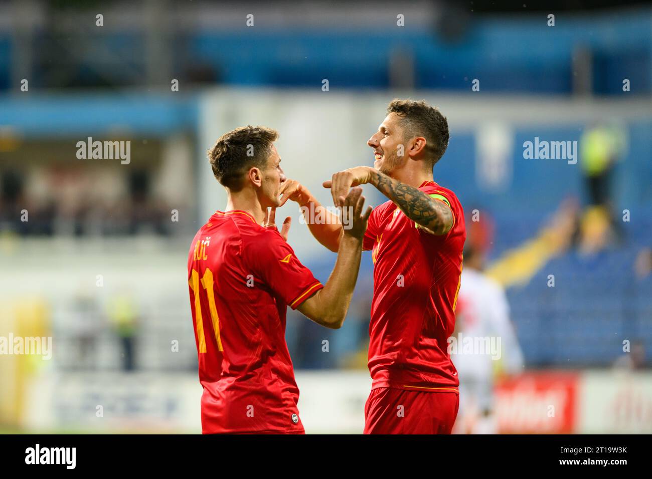 Podgorica, Montenegro, 12.10.23., Oktober 2023, Edvin Kuc feiert mit Stevan Jovetic nach dem zweiten Tor für Montenegro beim Fußball-Freundschaftsspiel zwischen Montenegro und Libanon, Credit: Stefan Ivanovic/Alamy Live News Stockfoto