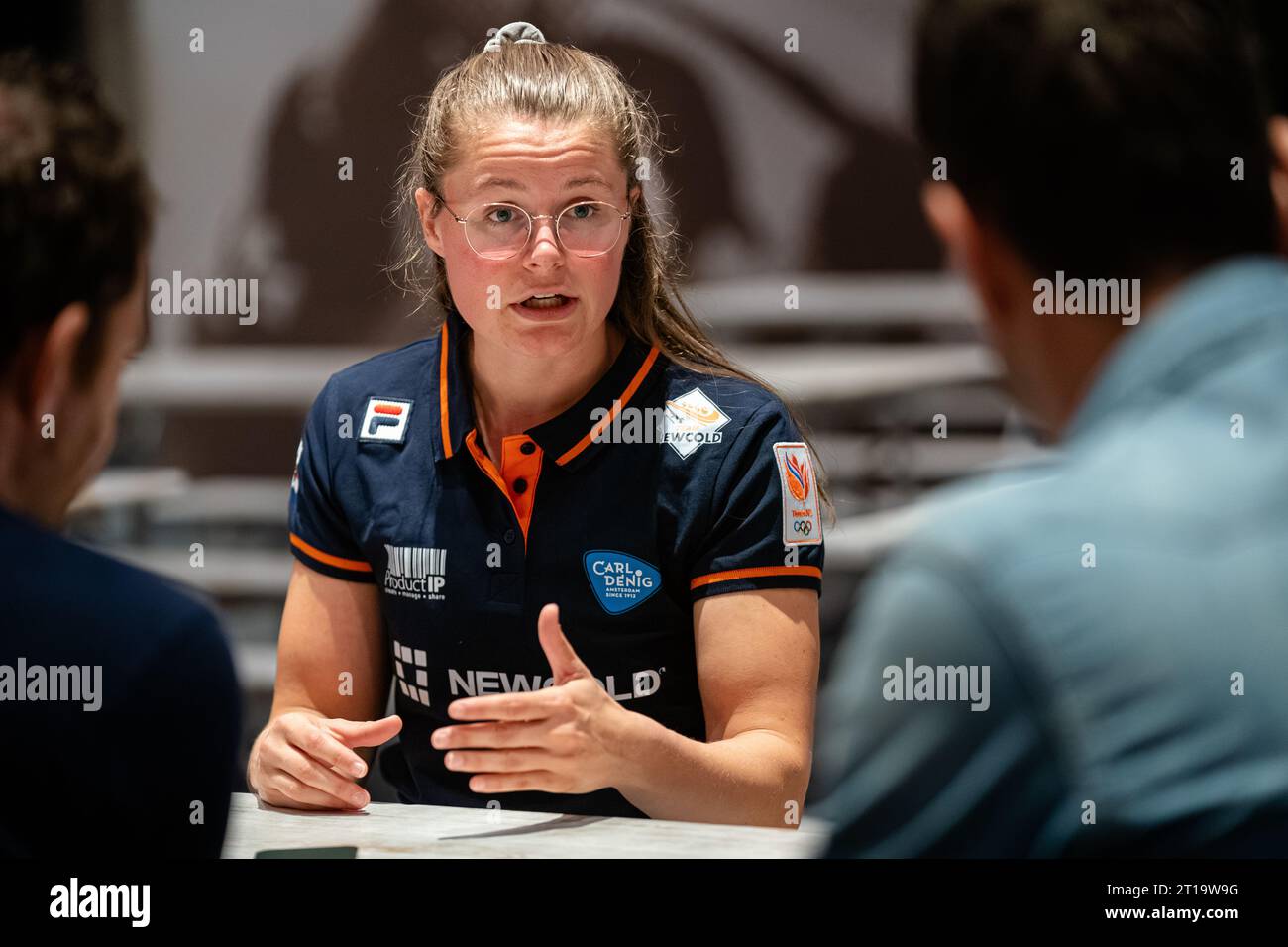 Arnheim, Niederlande. Oktober 2023. ARNHEM, NIEDERLANDE - 11. OKTOBER: Kimberley Bos während der Präsentation des neuen Bobschlittens des niederländischen Bobschlittens im Nationaal Sportcentrum Papendal am 11. Oktober 2023 in Arnhem, Niederlande (Foto: John Beckmann/Orange Pictures) Credit: Orange Pics BV/Alamy Live News Stockfoto