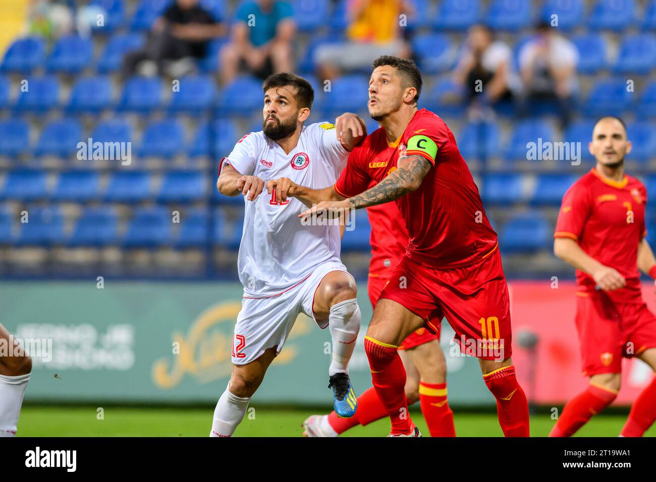 Podgorica, Montenegro, 12.10.23., Oktober 2023, Stevan Jovetic im Duell mit Said Awada beim Fußball-Freundschaftsspiel zwischen Montenegro und Libanon, Credit: Stefan Ivanovic/Alamy Live News Stockfoto