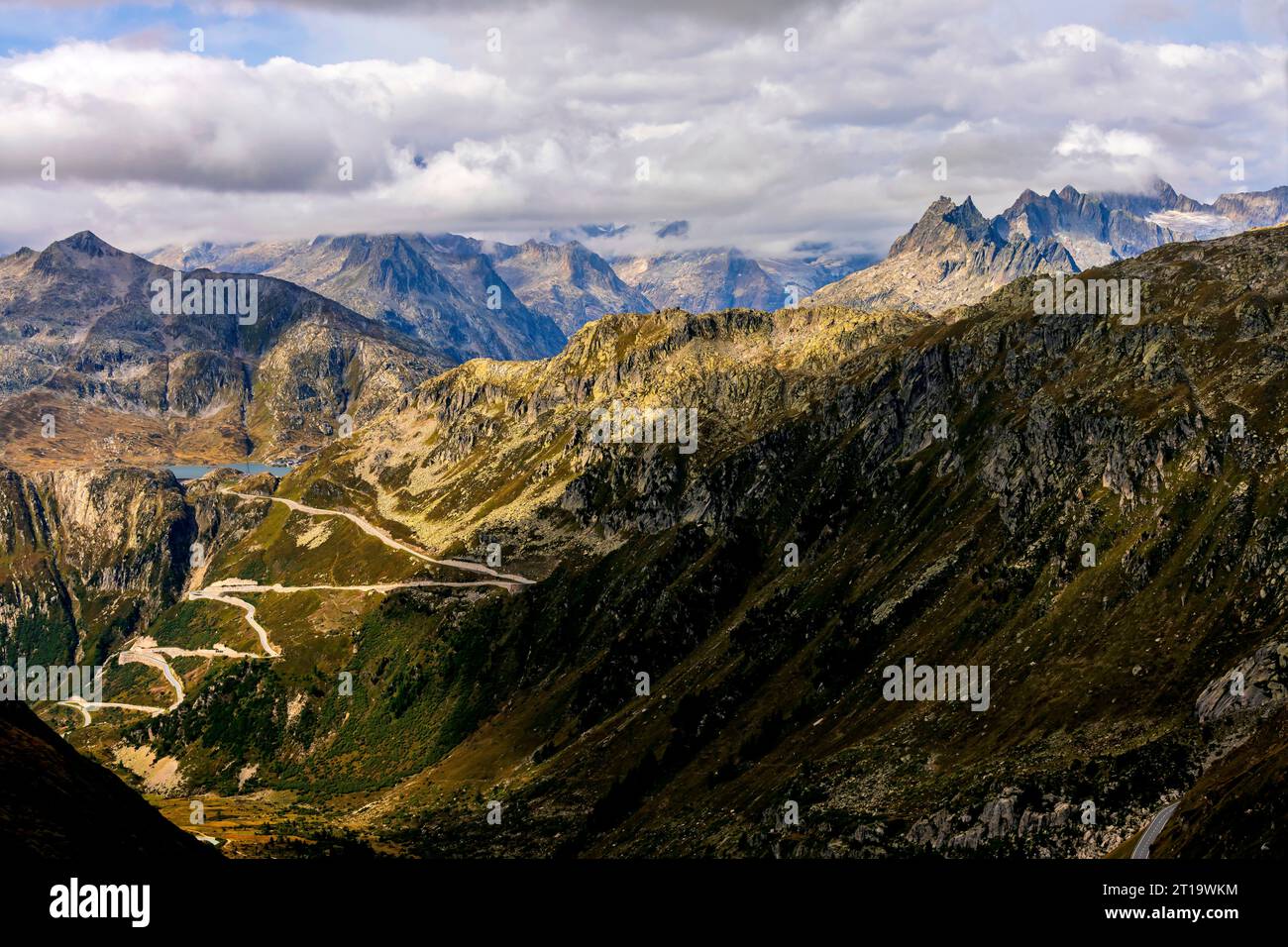 Alpenberglandschaft von Furkapss aus gesehen. Kanton Wallis und Kanton Bern, Schweiz Stockfoto