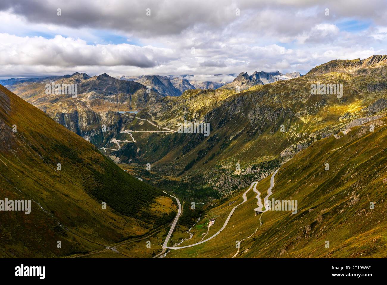 AAlpine Bergpanorama von Furkapss aus gesehen. Kanton Wallis und Kanton Bern, Schweiz. Stockfoto