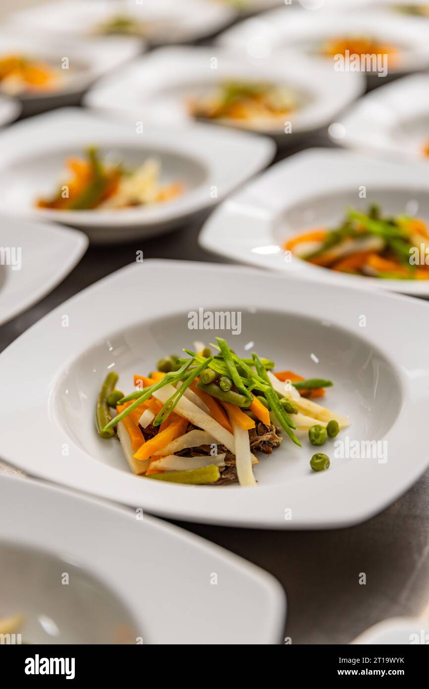 Original Suppe in einem Restaurant. Gemüse- und Hühnerfleisch warten auf Brühe. Stockfoto