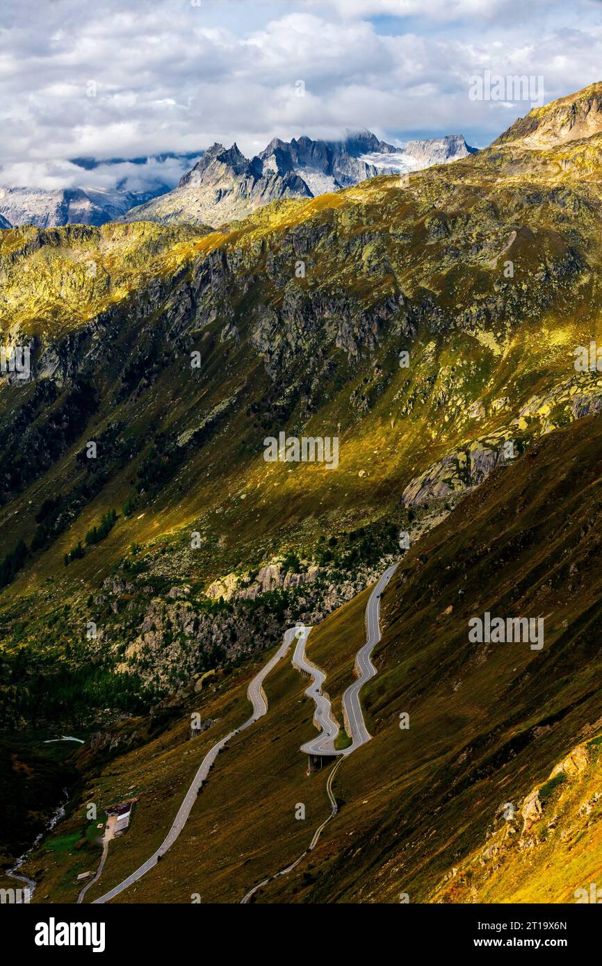 Alpenberglandschaft von Furkapss aus gesehen. Kanton Wallis und Kanton Bern, Schweiz. Stockfoto