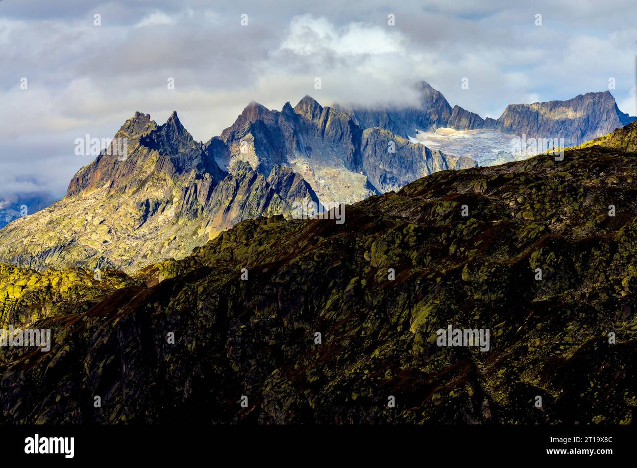 Alpenberglandschaft von Furkapss aus gesehen. Kanton Wallis und Kanton Bern, Schweiz.ss, Stockfoto