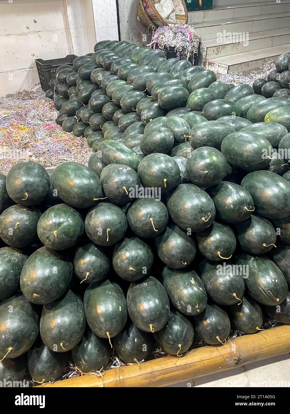 Wassermelonen-Großhandelsgeschäft. Dieses Foto wurde aus Chittagong, Bangladesch, aufgenommen Stockfoto