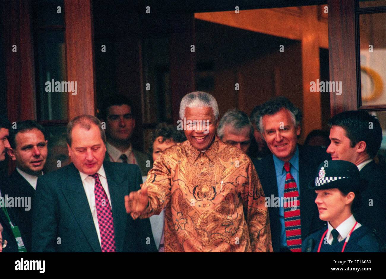 NELSON MANDELA, TAGUNG DES EUROPÄISCHEN RATES, CARDIFF, 1998: Der südafrikanische Präsident Nelson Mandela besucht die Tagung des Europäischen Rates am 16. Juni 1998 in Cardiff, Wales, Vereinigtes Königreich. In diesem Bild wird Nelson Mandela von den walisischen Politikern Ron Davies und Peter Hain flankiert. Foto: Rob Watkins Stockfoto