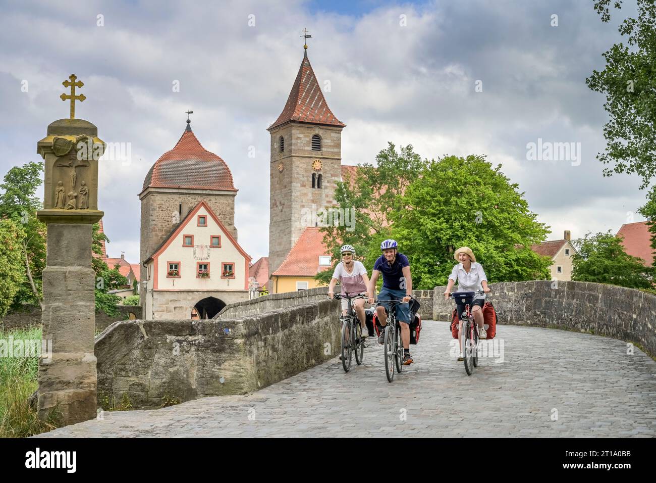 Altmühlbrücke, Unteres Tor, Katholische Pfarrkirche St. Jakobus, Ornbau, Bayern, Deutschland Stockfoto