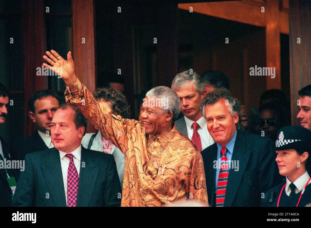 NELSON MANDELA, TAGUNG DES EUROPÄISCHEN RATES, CARDIFF, 1998: Der südafrikanische Präsident Nelson Mandela besucht die Tagung des Europäischen Rates am 16. Juni 1998 in Cardiff, Wales, Vereinigtes Königreich. In diesem Bild wird Nelson Mandela von den walisischen Politikern Ron Davies und Peter Hain flankiert. Foto: Rob Watkins Stockfoto