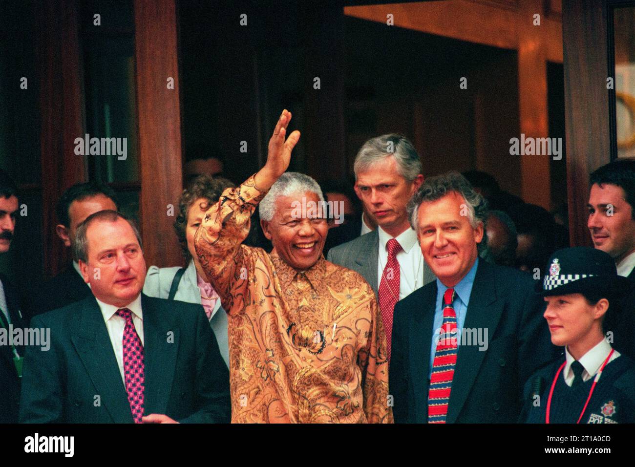 NELSON MANDELA, TAGUNG DES EUROPÄISCHEN RATES, CARDIFF, 1998: Der südafrikanische Präsident Nelson Mandela besucht die Tagung des Europäischen Rates am 16. Juni 1998 in Cardiff, Wales, Vereinigtes Königreich. In diesem Bild wird Nelson Mandela von den walisischen Politikern Ron Davies und Peter Hain flankiert. Foto: Rob Watkins Stockfoto