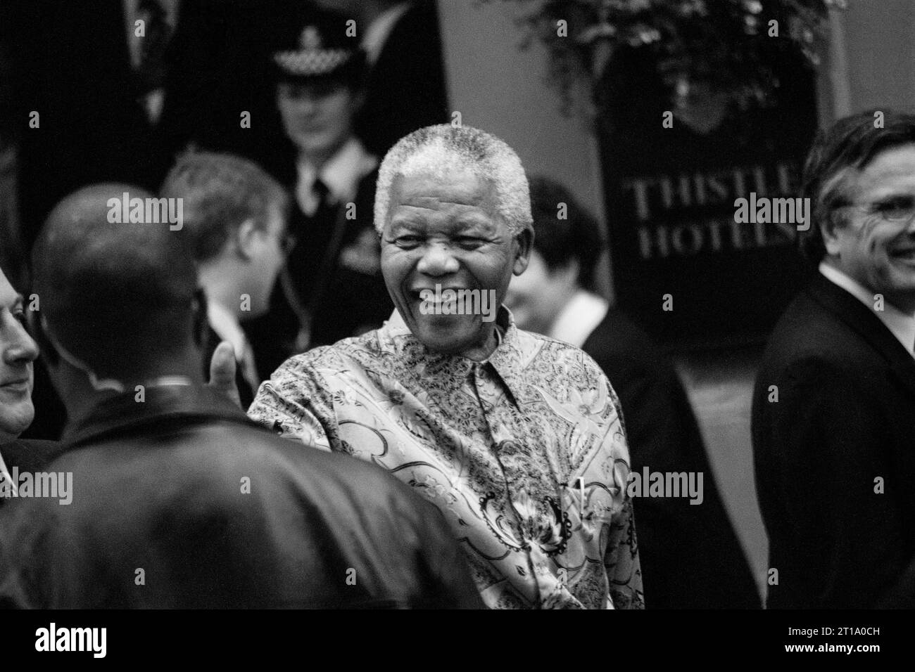NELSON MANDELA, TAGUNG DES EUROPÄISCHEN RATES, CARDIFF, 1998: Der südafrikanische Präsident Nelson Mandela besucht die Tagung des Europäischen Rates am 16. Juni 1998 in Cardiff, Wales, Vereinigtes Königreich. In diesem Bild wird Nelson Mandela von den walisischen Politikern Ron Davies und Peter Hain flankiert. Foto: Rob Watkins Stockfoto