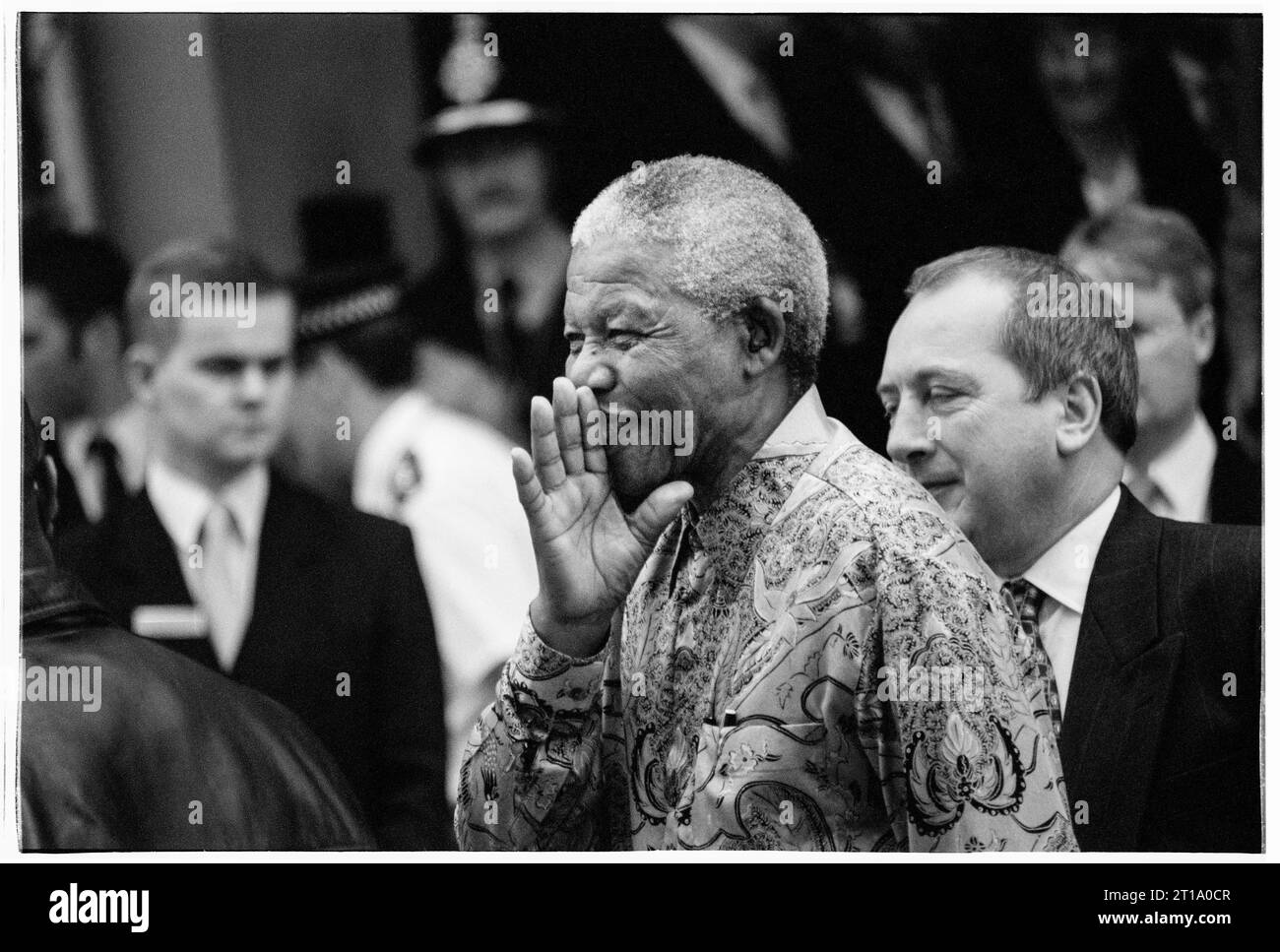 NELSON MANDELA, TAGUNG DES EUROPÄISCHEN RATES, CARDIFF, 1998: Der südafrikanische Präsident Nelson Mandela besucht die Tagung des Europäischen Rates am 16. Juni 1998 in Cardiff, Wales, Vereinigtes Königreich. Auf diesem Bild wird Nelson Mandela von dem walisischen Außenminister Ron Davies von der Labour Party begleitet. Foto: Rob Watkins Stockfoto