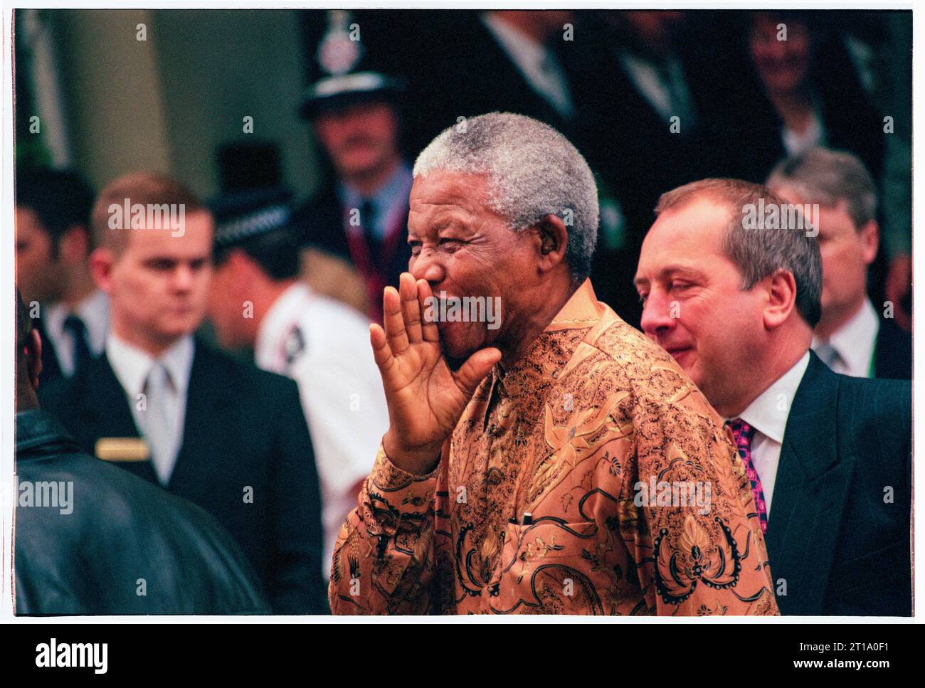 NELSON MANDELA, TAGUNG DES EUROPÄISCHEN RATES, CARDIFF, 1998: Der südafrikanische Präsident Nelson Mandela besucht die Tagung des Europäischen Rates am 16. Juni 1998 in Cardiff, Wales, Vereinigtes Königreich. Auf diesem Bild wird Nelson Mandela von dem walisischen Außenminister Ron Davies von der Labour Party begleitet. Foto: Rob Watkins Stockfoto