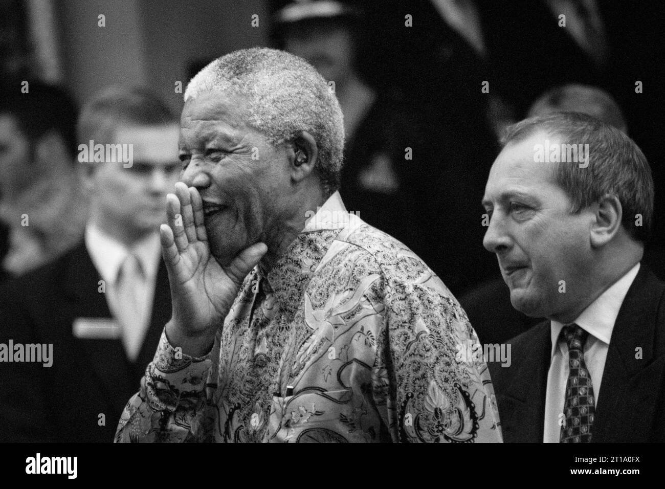 NELSON MANDELA, TAGUNG DES EUROPÄISCHEN RATES, CARDIFF, 1998: Der südafrikanische Präsident Nelson Mandela besucht die Tagung des Europäischen Rates am 16. Juni 1998 in Cardiff, Wales, Vereinigtes Königreich. Auf diesem Bild wird Nelson Mandela von dem walisischen Außenminister Ron Davies von der Labour Party begleitet. Foto: Rob Watkins Stockfoto