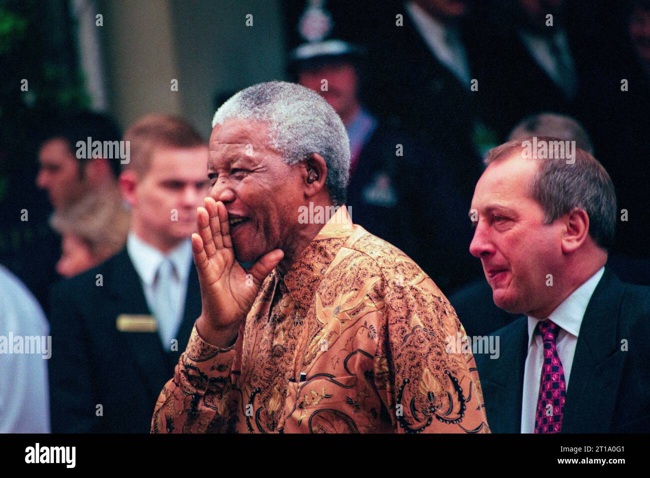 NELSON MANDELA, TAGUNG DES EUROPÄISCHEN RATES, CARDIFF, 1998: Der südafrikanische Präsident Nelson Mandela besucht die Tagung des Europäischen Rates am 16. Juni 1998 in Cardiff, Wales, Vereinigtes Königreich. Auf diesem Bild wird Nelson Mandela von dem walisischen Außenminister Ron Davies von der Labour Party begleitet. Foto: Rob Watkins Stockfoto