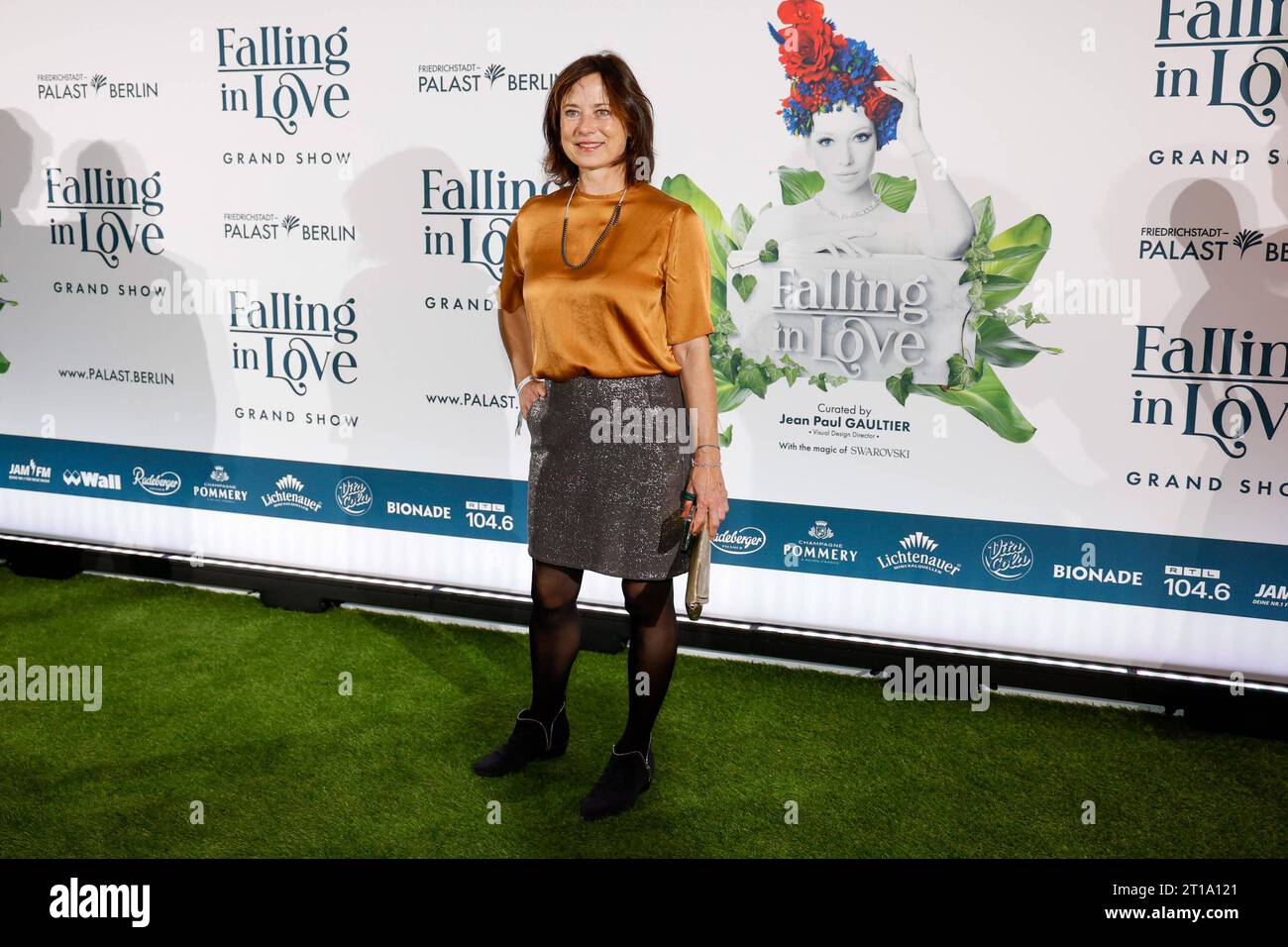 Inka Friedrich bei FALLING IN LOVE Grand Show Weltpremiere im Friedrichstadt-Palast Berlin. *** Inka Friedrich bei der FALLING IN LOVE Grand Show Weltpremiere im Friedrichstadt Palast Berlin Credit: Imago/Alamy Live News Stockfoto