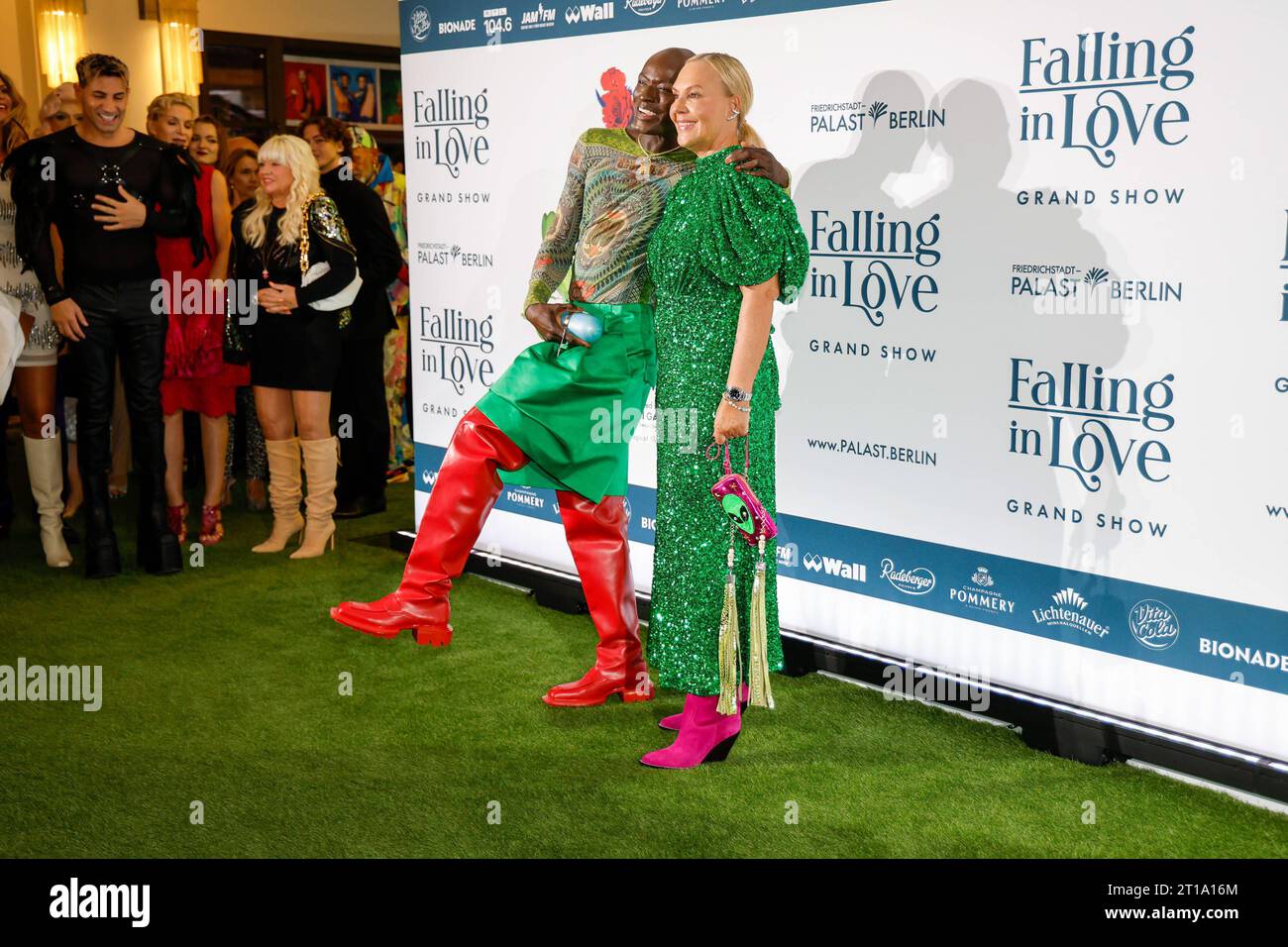 Papis Loveday, Natascha Ochsenknecht bei FALLING IN LOVE Grand Show Weltpremiere im Friedrichstadt-Palast Berlin. *** Papis Loveday, Natascha Ochsenknecht bei der Weltpremiere der FALLING IN LOVE Grand Show im Friedrichstadt Palast Berlin Stockfoto