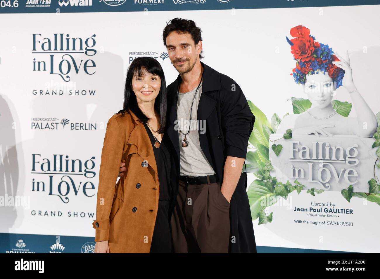 Philipp Christopher mit Ehefrau Michelle Glick bei FALLING IN LOVE Grand Show Weltpremiere im Friedrichstadt-Palast Berlin. *** Philipp Christopher mit Ehefrau Michelle Glick bei der FALLING IN LOVE Grand Show World Premiere im Friedrichstadt Palast Berlin Credit: Imago/Alamy Live News Stockfoto