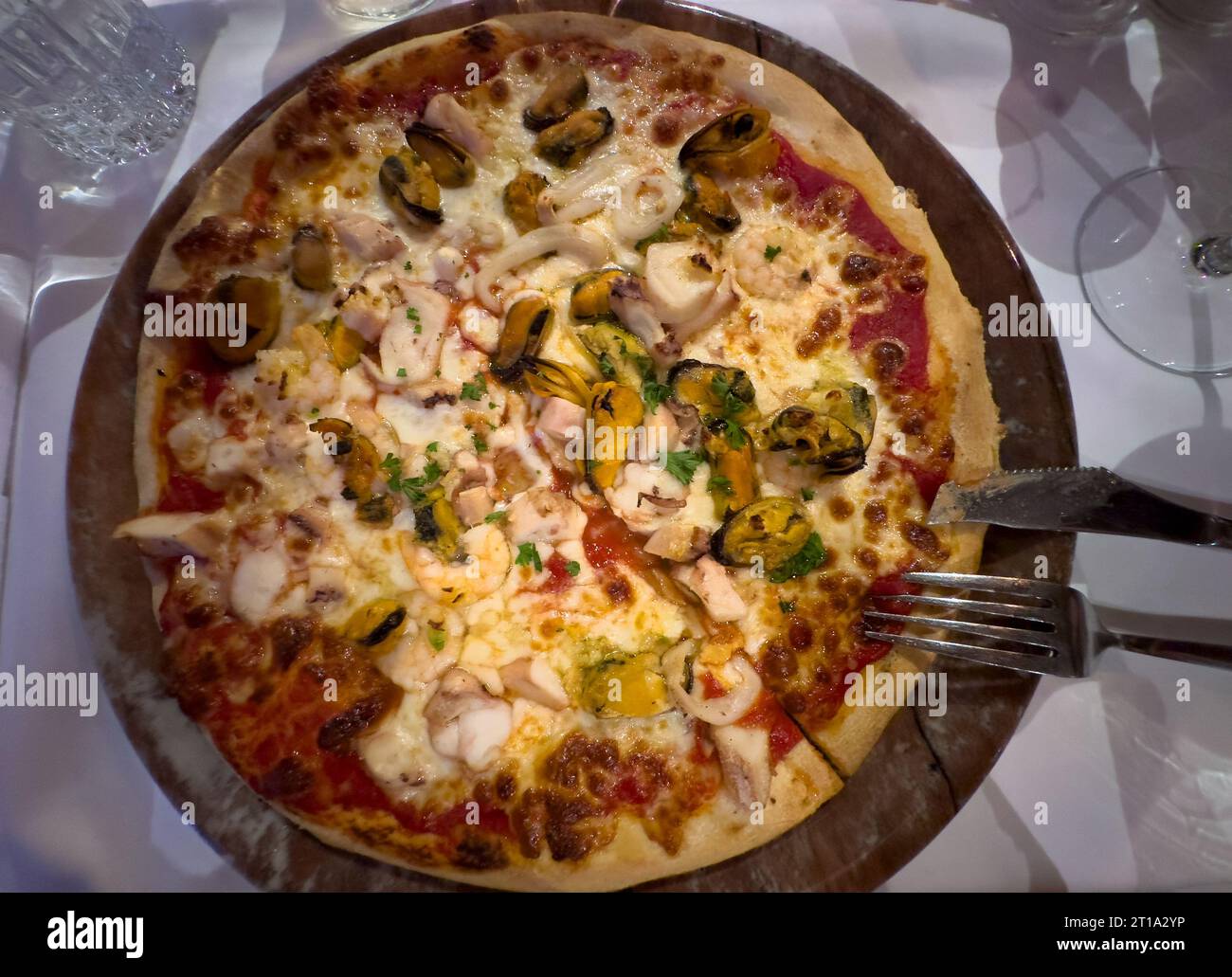 Italienische Pizza, Meeresfrüchte auf einem Teller Stockfoto
