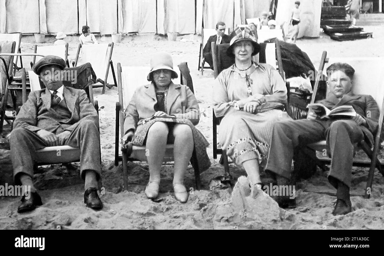 Urlauber, die in den 1920er Jahren keinen Spaß am Strand hatten Stockfoto