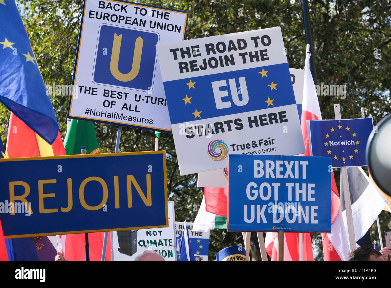 London, Großbritannien. September 2023. Protestzeichen und Plakate für die pro-EU-Kampagne bei der Anti-Brexit-Demonstration National Rejoin March in London, in der Großbritannien aufgefordert wird, der Europäischen Union beizutreten. Stockfoto