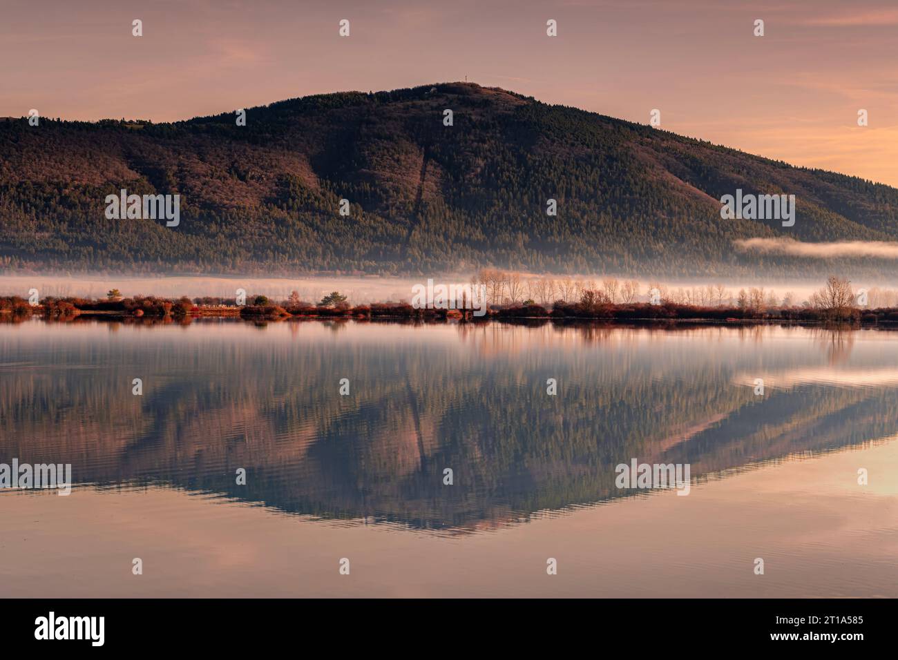 Morgengrauen an einem See Stockfoto