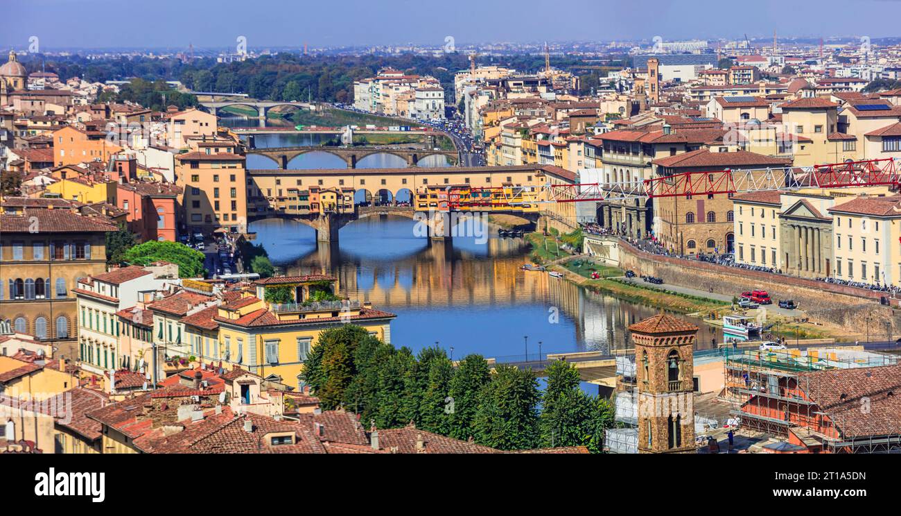 Italien, großartige Wahrzeichen und Städte - Stadt der Kunst und Kultur - Florenz, Panoramablick auf das Stadtzentrum und die alte Brücke Ponte vechio Stockfoto