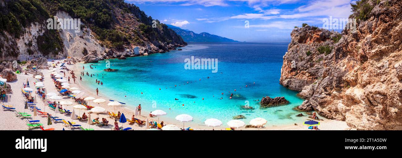 lefkada Ionische Insel Griechenland . Die schönsten malerischen Strände - das wunderschöne Agiofili mit türkisfarbenem kristallklarem Meer und malerischen Felsen in der Nähe von Viasiliki Stockfoto