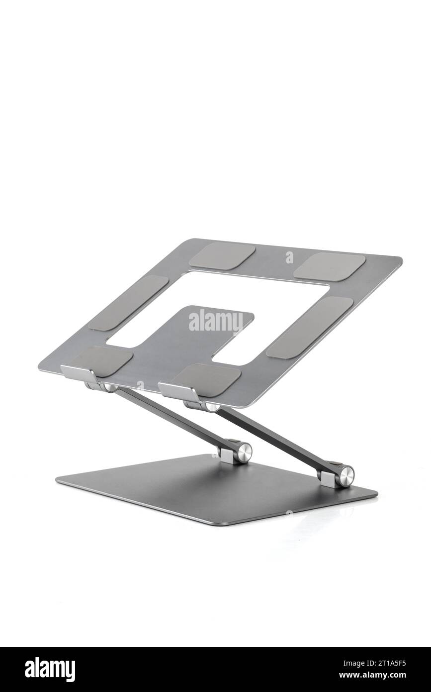 Laptop-Ständer aus Aluminium, um die Belüftung auf weißem Hintergrund isoliert zu verbessern Stockfoto