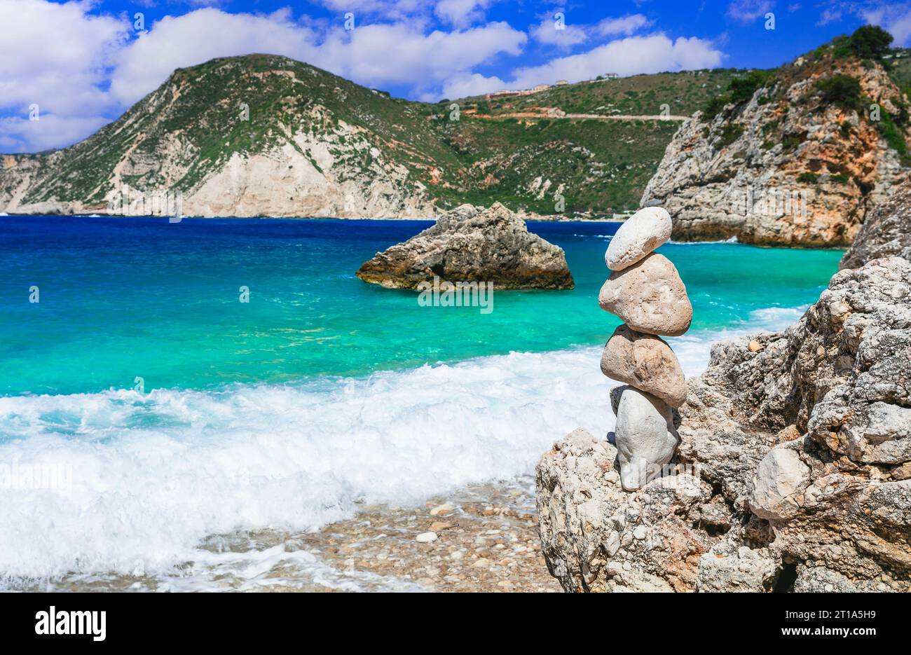 Malerische Strände der wunderschönen Insel Kephalonia (Kefalonia) - Agia Eleni mit malerischen Felsen und Steinpiramiden. Griechenland , Ionische Inseln Stockfoto