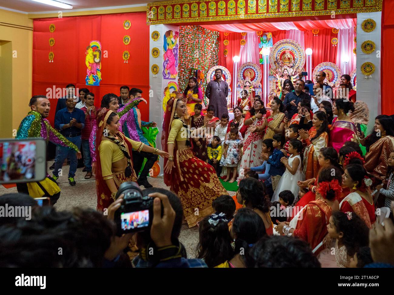 Rom, Torpignattara: Feier des indischen Feiertags von Durga Puja im römischen Viertel Tor Pignattara. Eine Gruppe von Tänzern tanzt, um Durga zu feiern Stockfoto