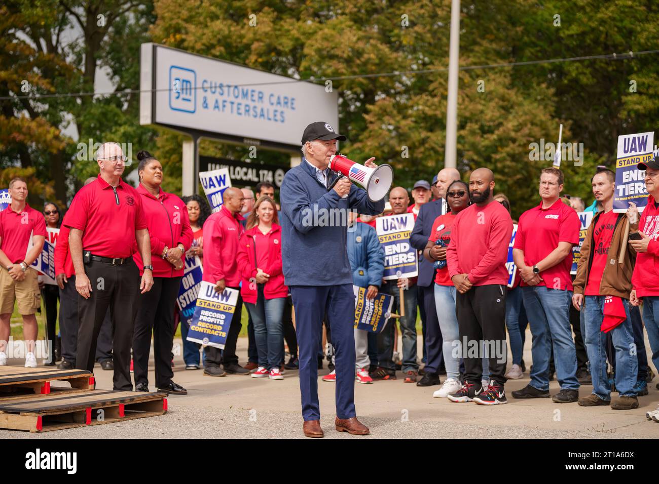 Präsident Joe Biden spricht UAW-Mitglieder, die am Dienstag, den 26. September 2023, in Belleville eine Streiklinie im GM Willow Run Distribution Center laufen. Michigan. (Offizielles Foto des Weißen Hauses von Adam Schultz) Stockfoto