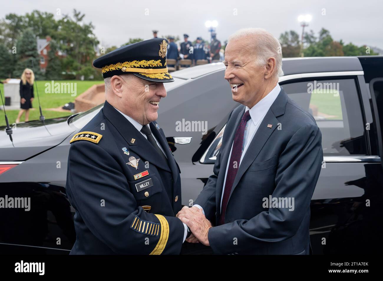 Präsident Joe Biden verlässt die Joint Base Myer-Henderson Hall in Arlington, Virginia am Freitag, den 29. September 2023, auf dem Weg zum Weißen Haus. (Offizielles Foto des Weißen Hauses von Adam Schultz) Stockfoto