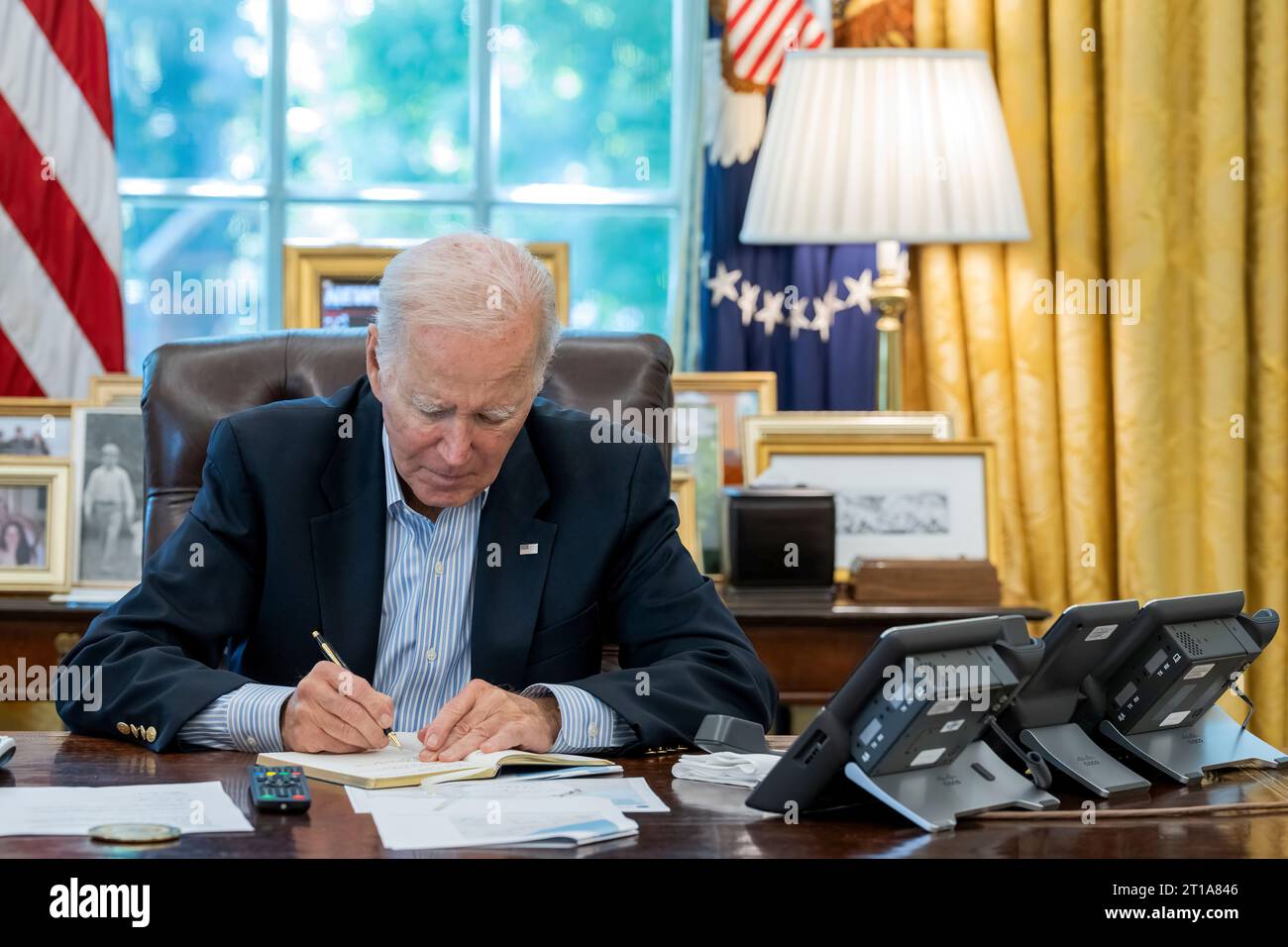 Präsident Joe Biden, zusammen mit Jon Finer, ruft seine Majestät König Abdullah II. Von Jordanien wegen des Terroranschlags auf Israel am Samstag, den 7. Oktober 2023, im Oval Office des Weißen Hauses an. (Offizielles Foto des Weißen Hauses von Cameron Smith) Stockfoto