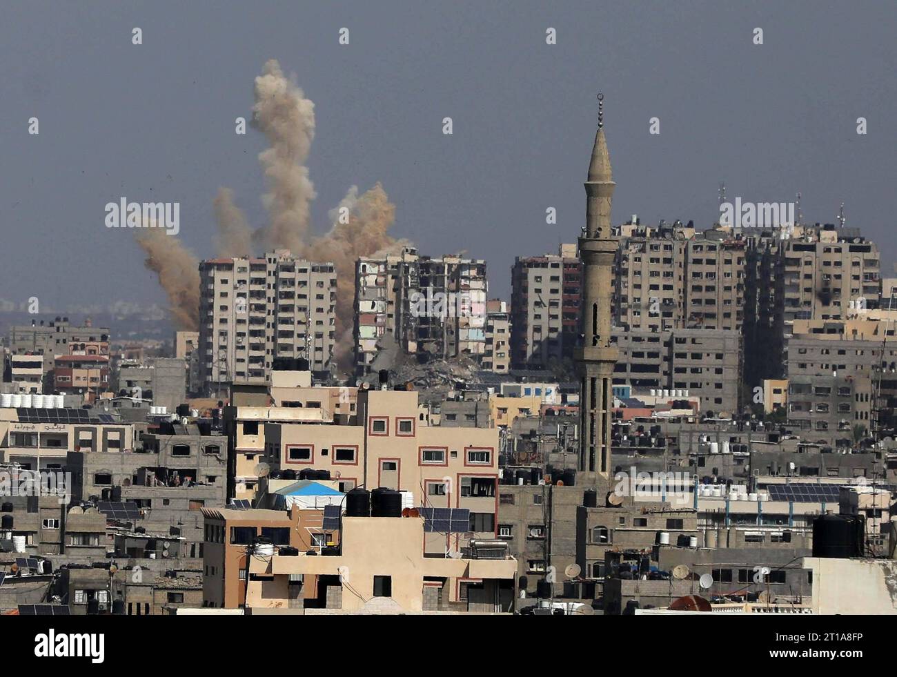 Während der israelischen Luftangriffe in Gaza-Stadt steigt der Rauch während der israelischen Luftangriffe in Gaza-Stadt am 12. Oktober 2023, während die tobenden Kämpfe zwischen Israel und der Hamas-Bewegung am sechsten Tag in Folge fortgesetzt werden. Seit dem 7. Oktober 2023 sind Tausende von Menschen, sowohl Israelis als auch Palästinenser, ums Leben gekommen, nachdem palästinensische Hamas-Militante im Gazastreifen in den Süden Israels einmarschierten, als Israel am 8. Oktober den Krieg gegen die Hamas in Gaza erklärte. Foto: Majdi Fathi apaimages Gaza-Stadt Gaza-Streifen palästinensisches Gebiet 121023 Gaza MF 1 003 Copyright: XapaimagesxMajdixFath Stockfoto