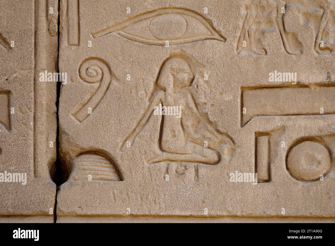 Nahaufnahme der Geburtsszene bei Hilfsarbeiten an Blöcken am Dendera-Tempel in der Nähe von Qena, Ägypten Stockfoto