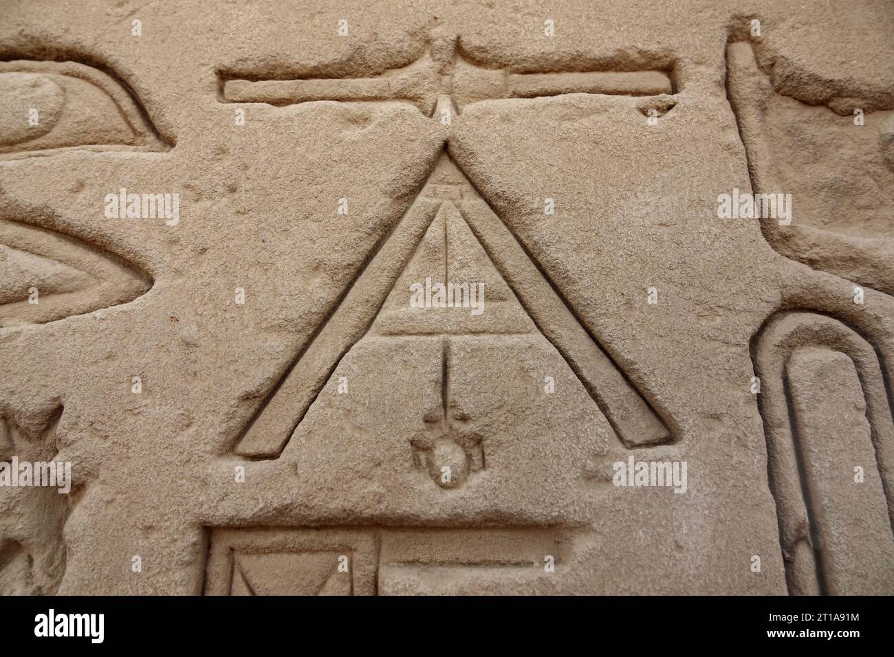 Nahaufnahme von Hilfswerkzeugen an Blöcken am Dendera-Tempel in der Nähe von Qena, Ägypten Stockfoto