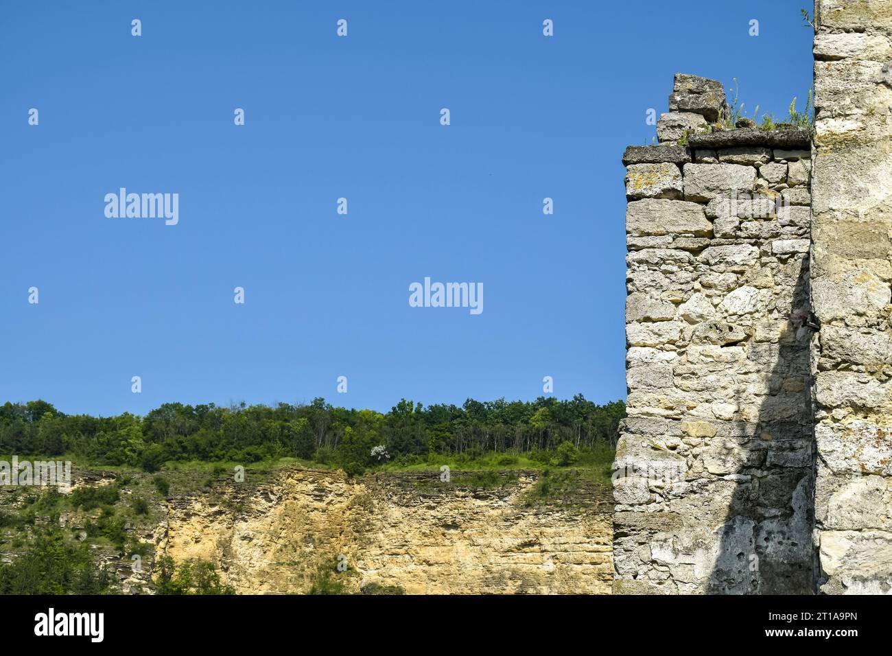Teil der Mauer eines alten Steingebäudes, das durch die Zeit zerstört wurde, vor dem Hintergrund eines klaren blauen Himmels. Kopierbereich. Selektiver Fokus. Stockfoto Teil der Mauer eines alten Steingebäudes, das durch die Zeit zerstört wurde, vor dem Hintergrund eines klaren blauen Himmels. Kopierbereich. Selektiver Fokus. Stockfoto