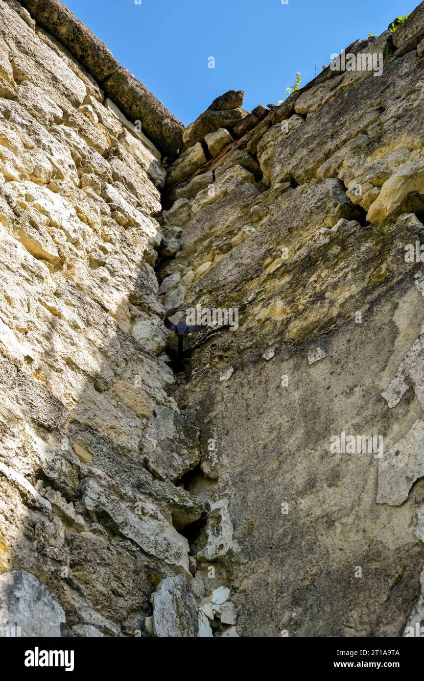 Teil der Mauer eines alten Steingebäudes, das durch die Zeit zerstört wurde, vor dem Hintergrund eines klaren blauen Himmels. Kopierbereich. Selektiver Fokus. Stockfoto Teil der Mauer eines alten Steingebäudes, das durch die Zeit zerstört wurde, vor dem Hintergrund eines klaren blauen Himmels. Kopierbereich. Selektiver Fokus. Stockfoto